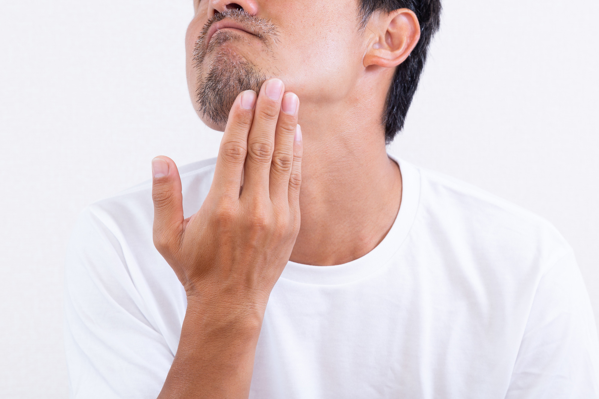 ヒゲを気にする男性のイメージ画像