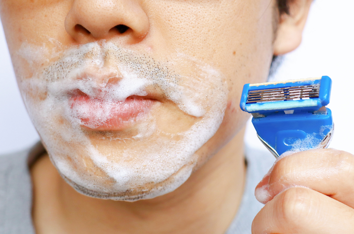 カミソリを使う男性