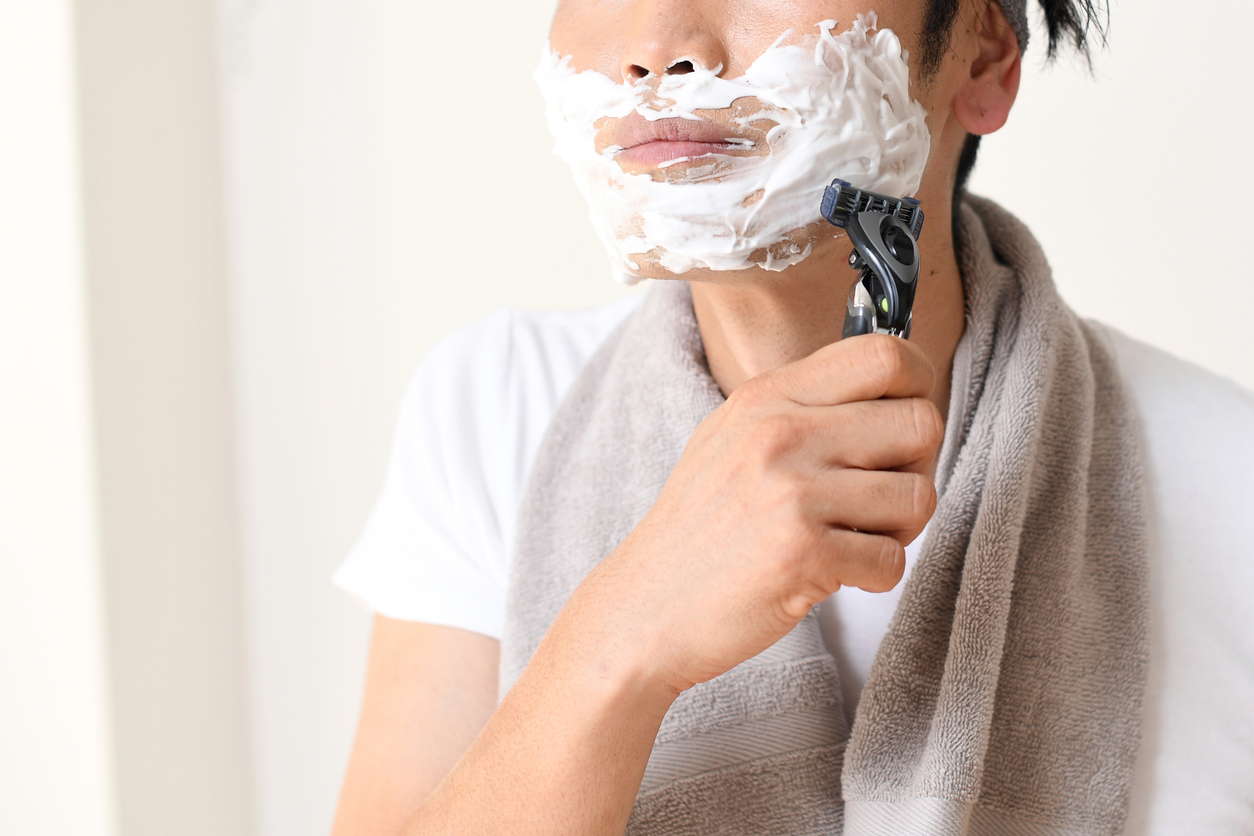 シェーバーでムダ毛処理をする男性の画像