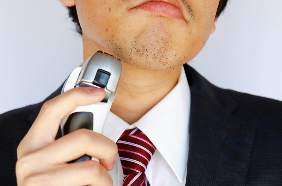 髭剃りをする男性の画像