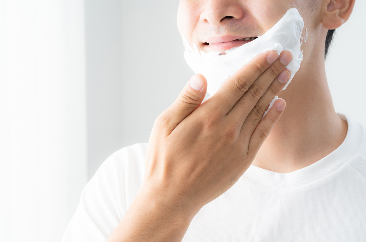 フォームを使って髭剃りをする男性の画像