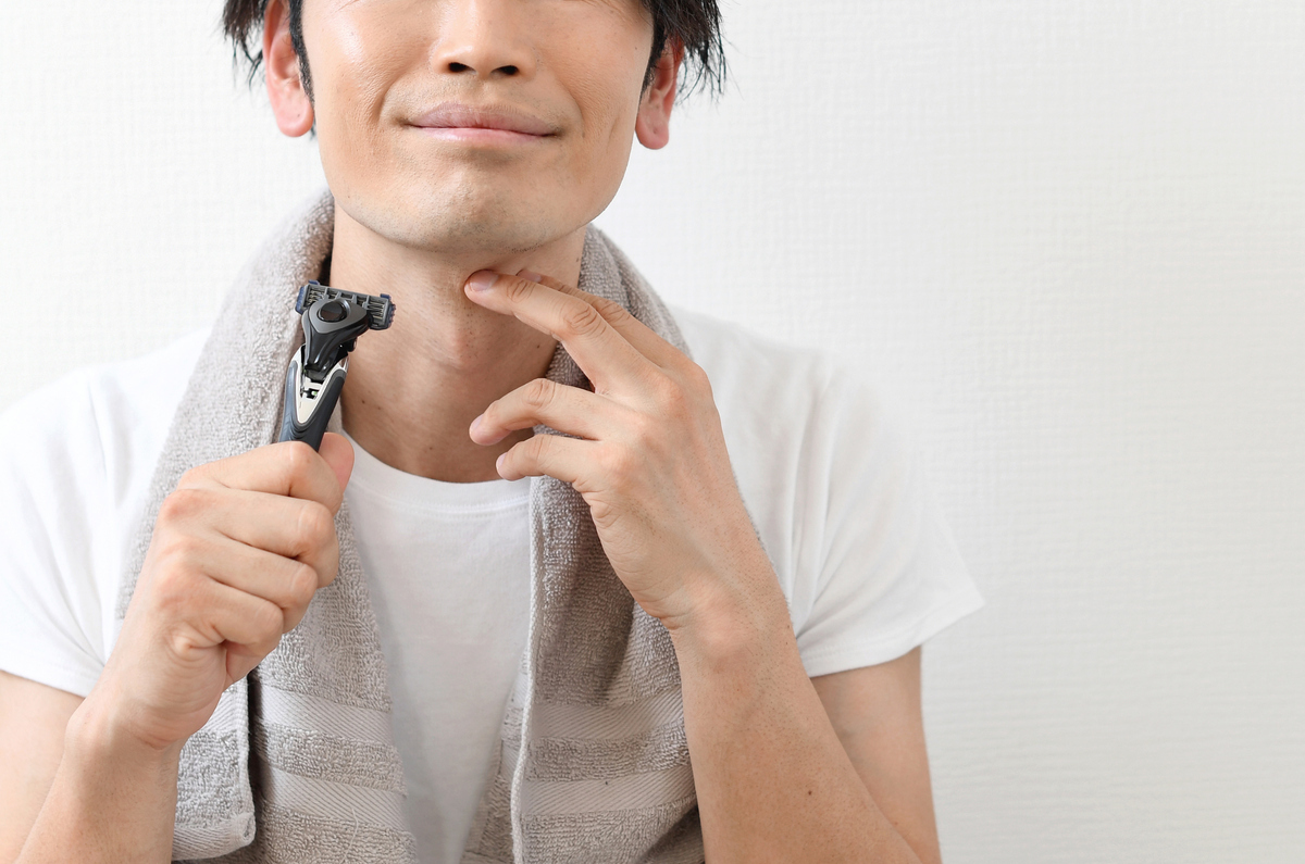 カミソリを使っている男性の画像