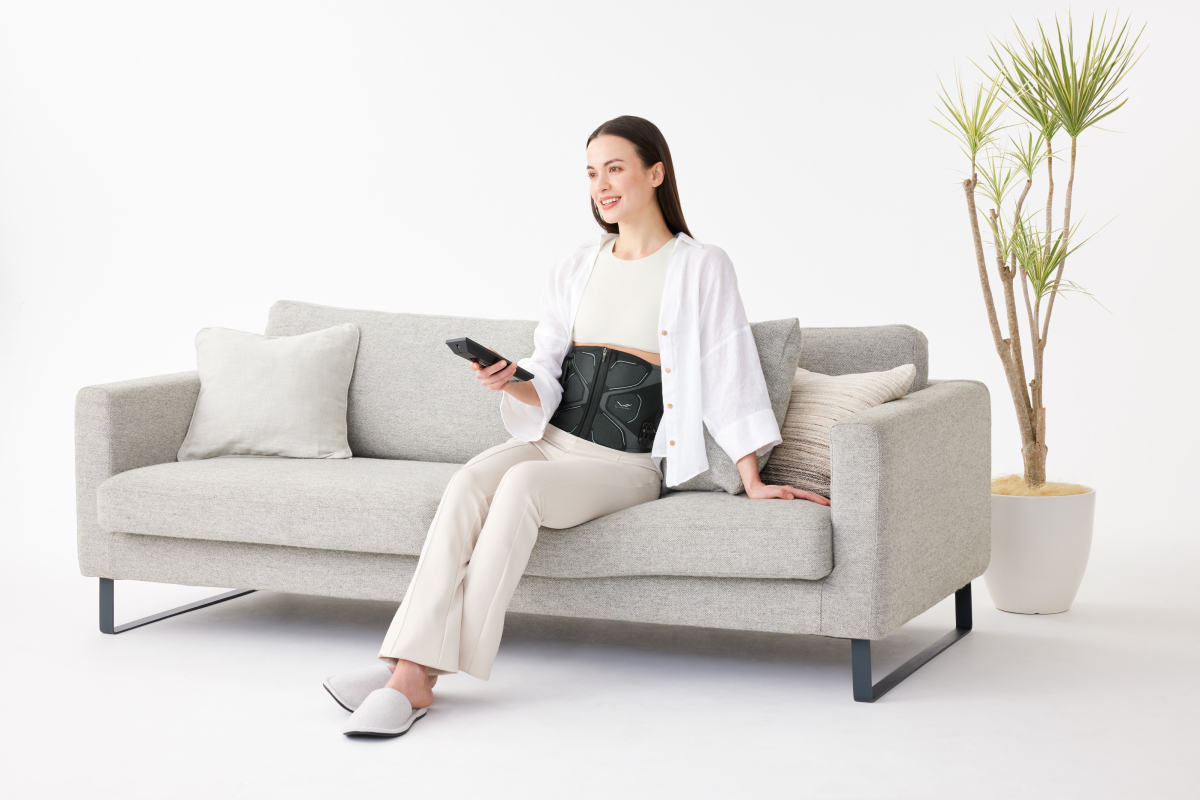 「SIXPAD Core Belt 2」を腹部に装着している女性のイメージ画像