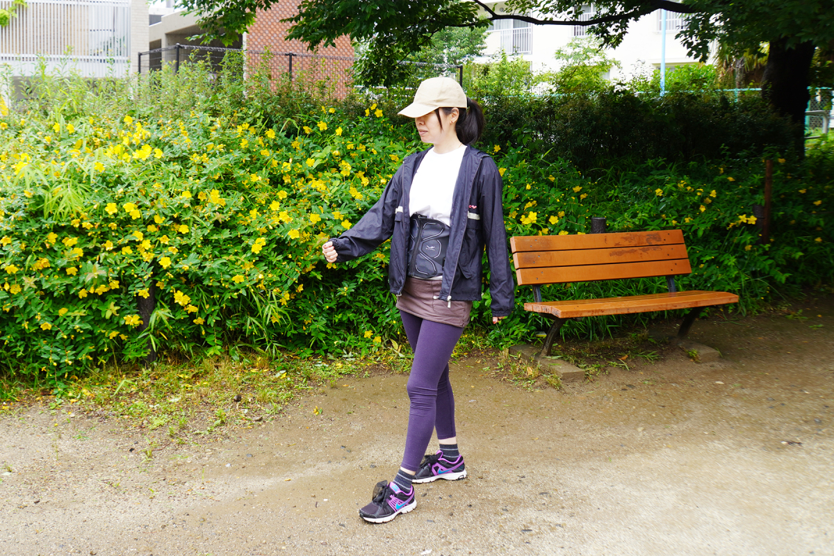 「SIXPAD Core Belt 2」を装着してウォーキングをしている様子