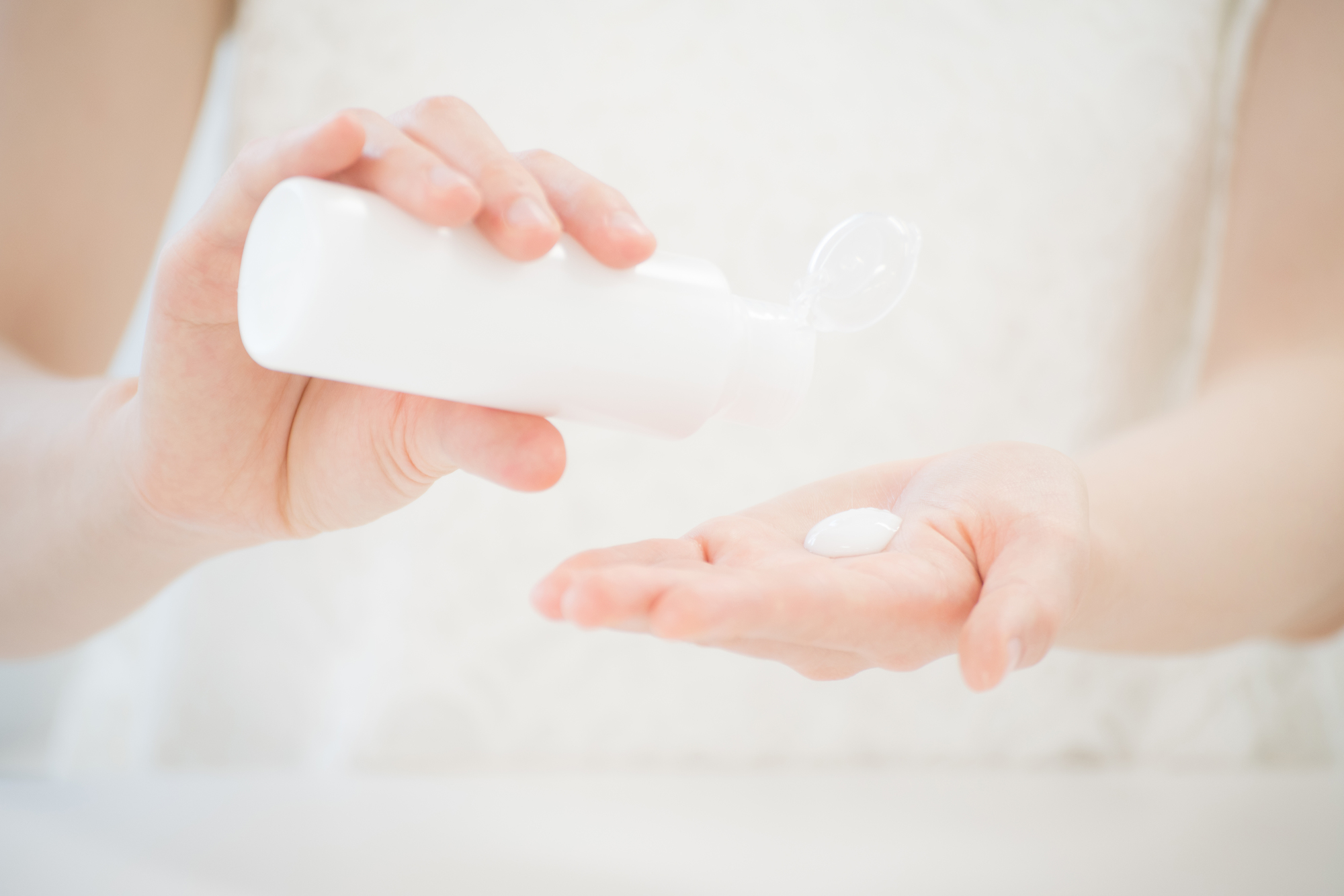 乳液を手のひらに出しているイメージ画像