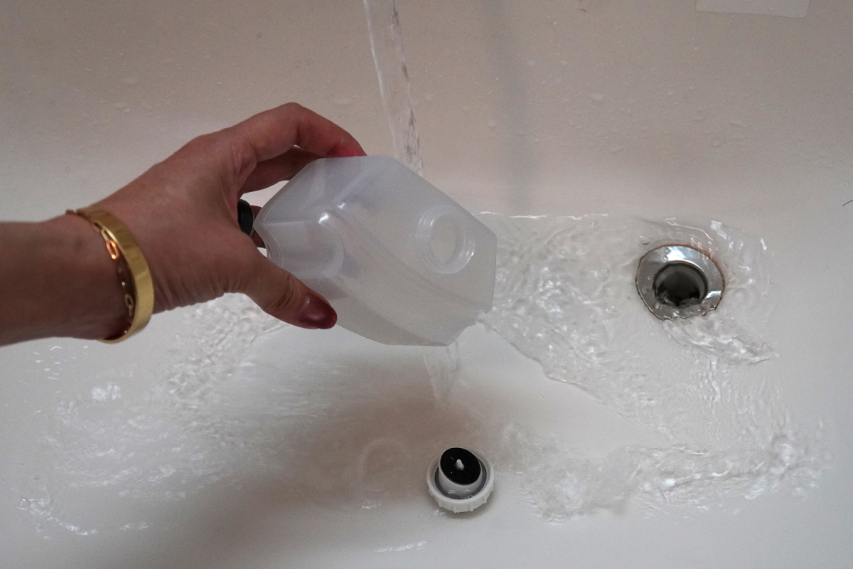 フェイススチーマーの水タンクを洗っているイメージ画像