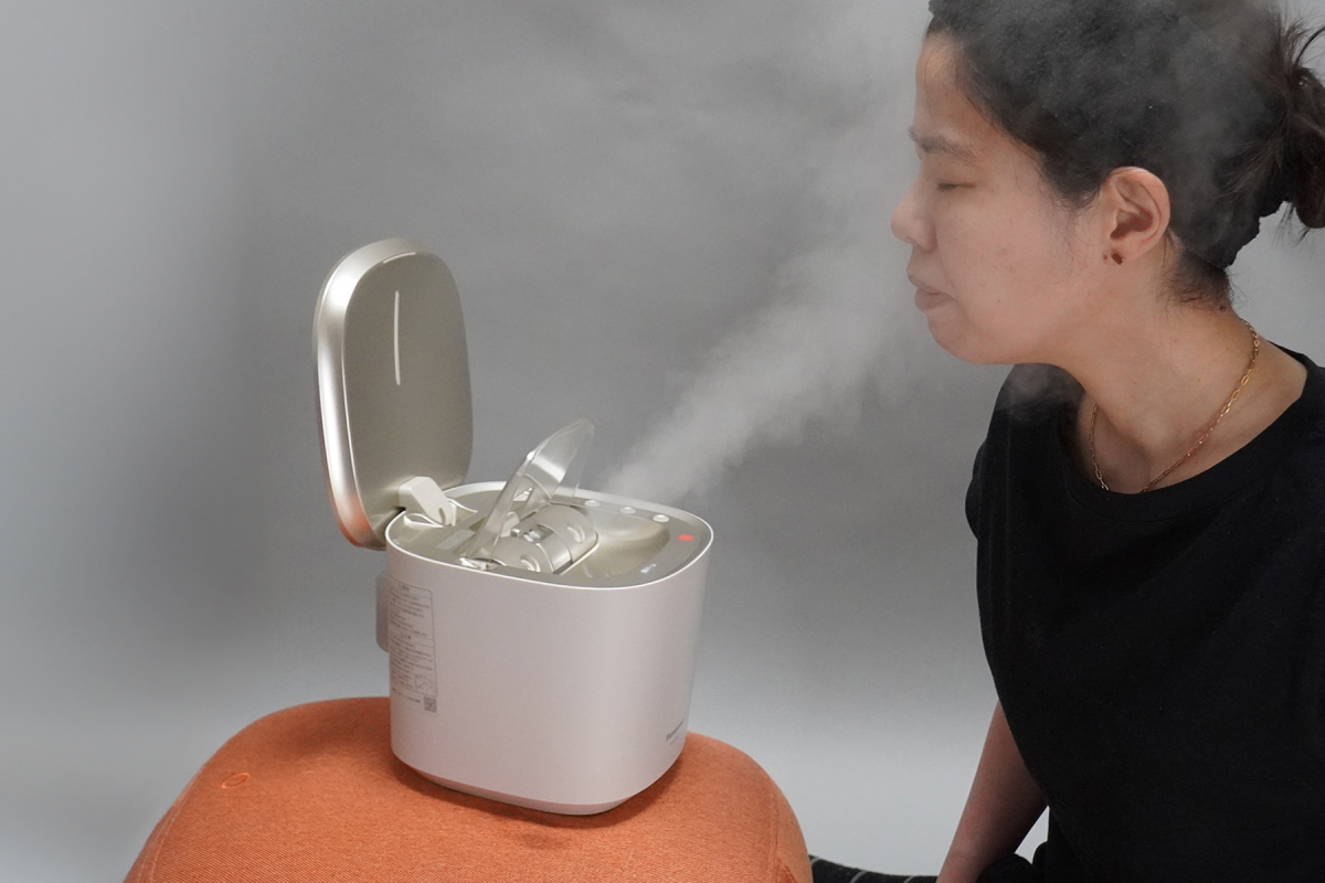 パナソニック「フェイスケア スチーマー ナノケア EH-SA0B」を使用しているイメージ画像