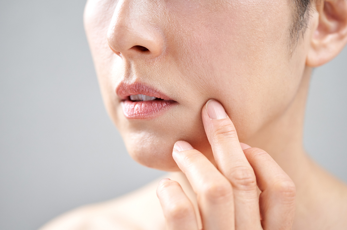 肌を気にする女性のイメージ画像