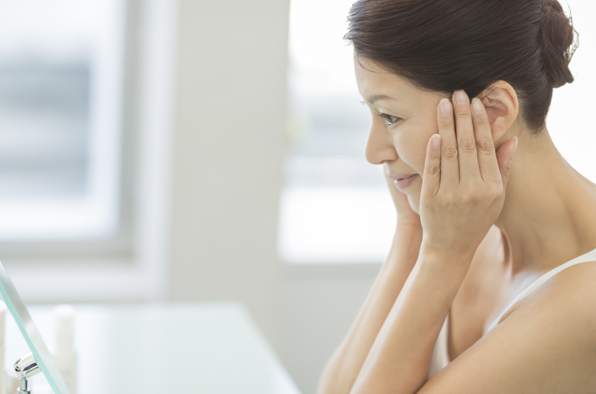 肌のケアをしている女性の画像