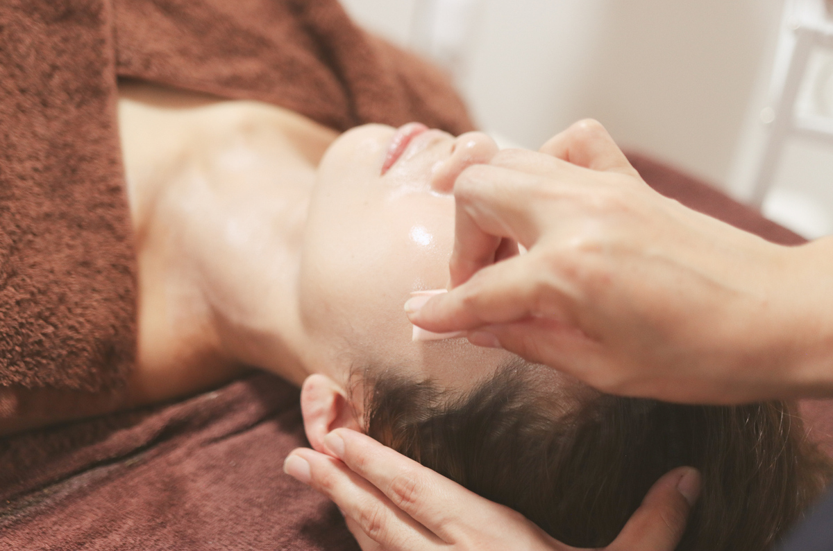 美容のケアを受ける女性のイメージ画像