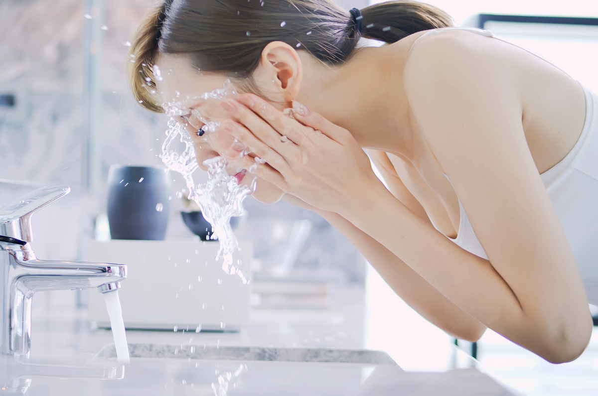 洗顔している女性の画像