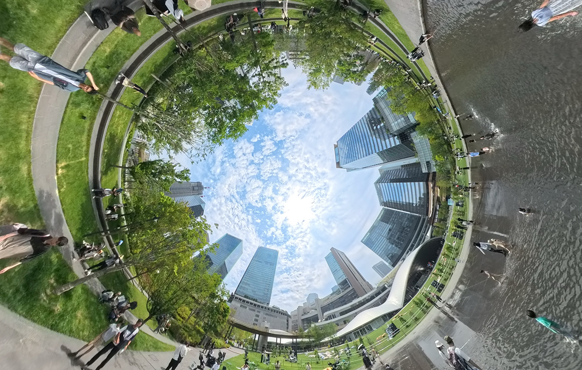 大阪駅周辺の公園にて360度カメラで撮影
