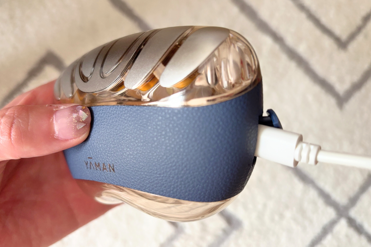 ヤーマン「リフトロジー SP」を充電している画像