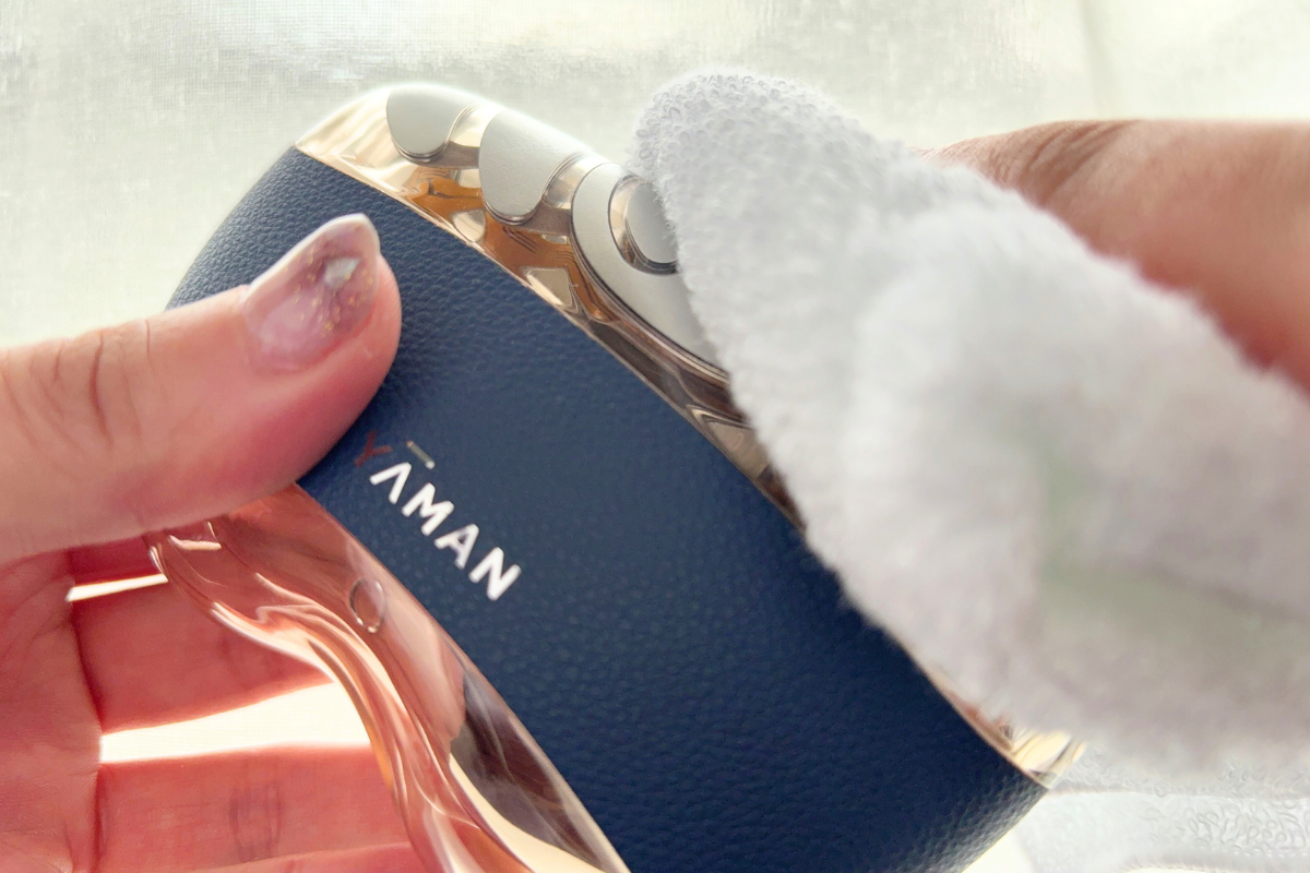 ヤーマン「リフトロジー SP」をお手入れしている画像