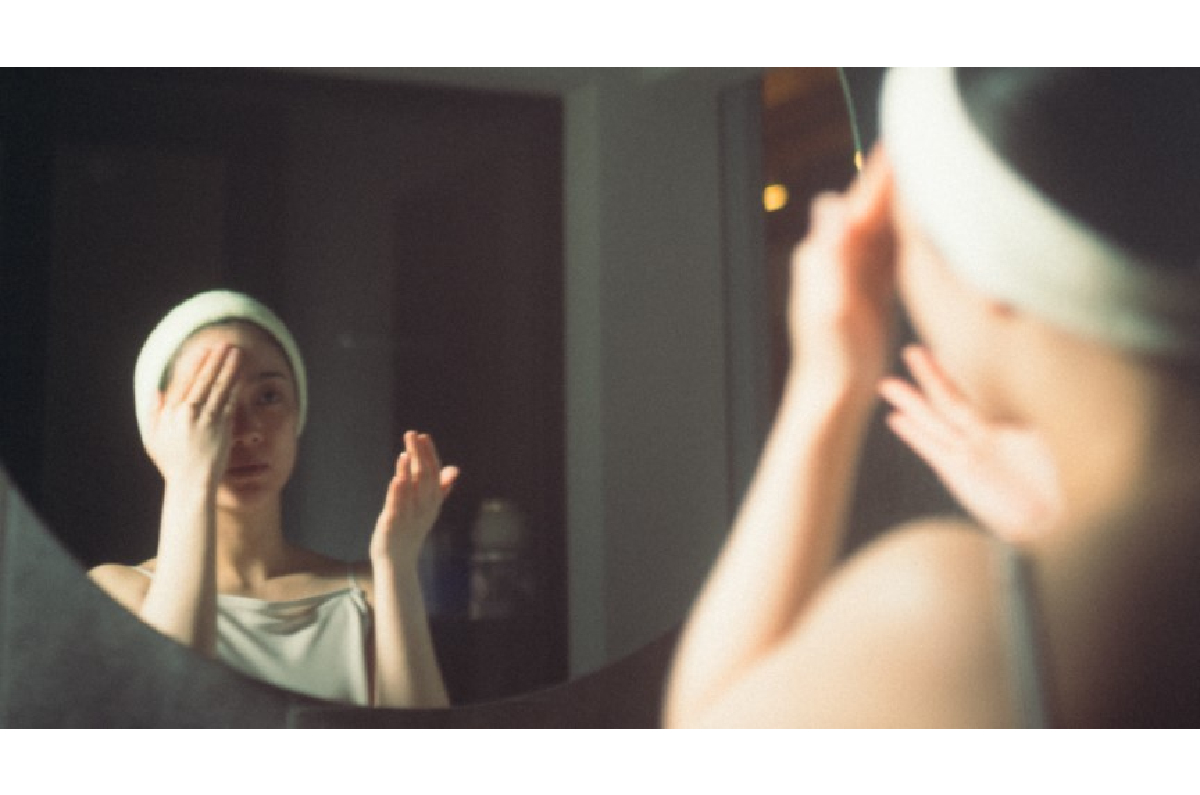 パナソニック/バイタリフト かっさEH-SP85を使用後に化粧品のなじみのよさを感じている女性のイメージ画像