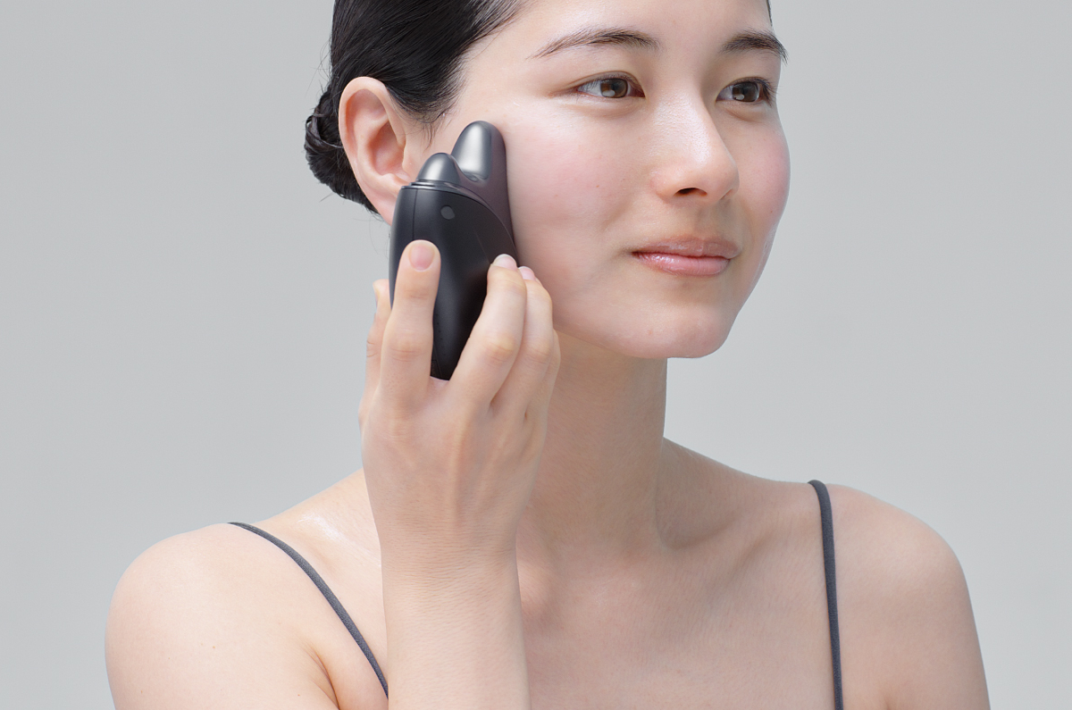 パナソニック/バイタリフト かっさ EH-SP85のEMS機能で表情筋を刺激する女性のイメージ画像