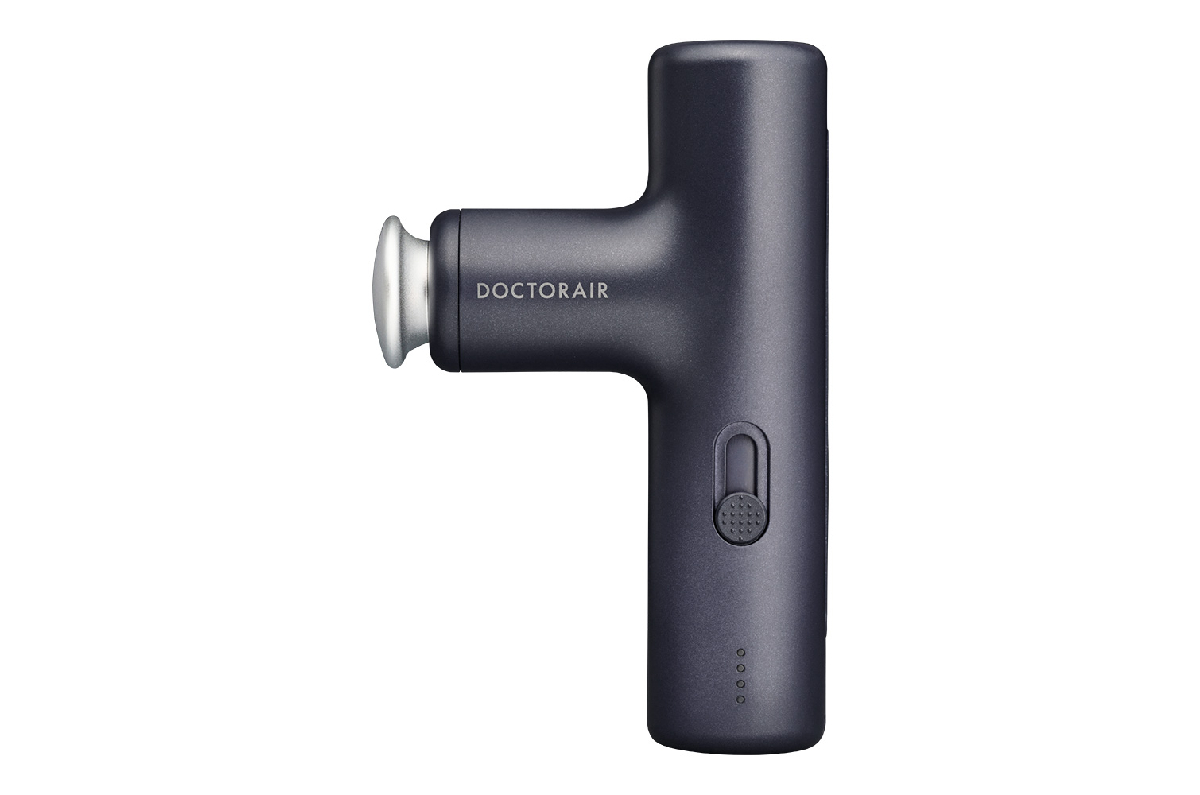 マッサージガンで肩甲骨をケアする女性のイメージ画像