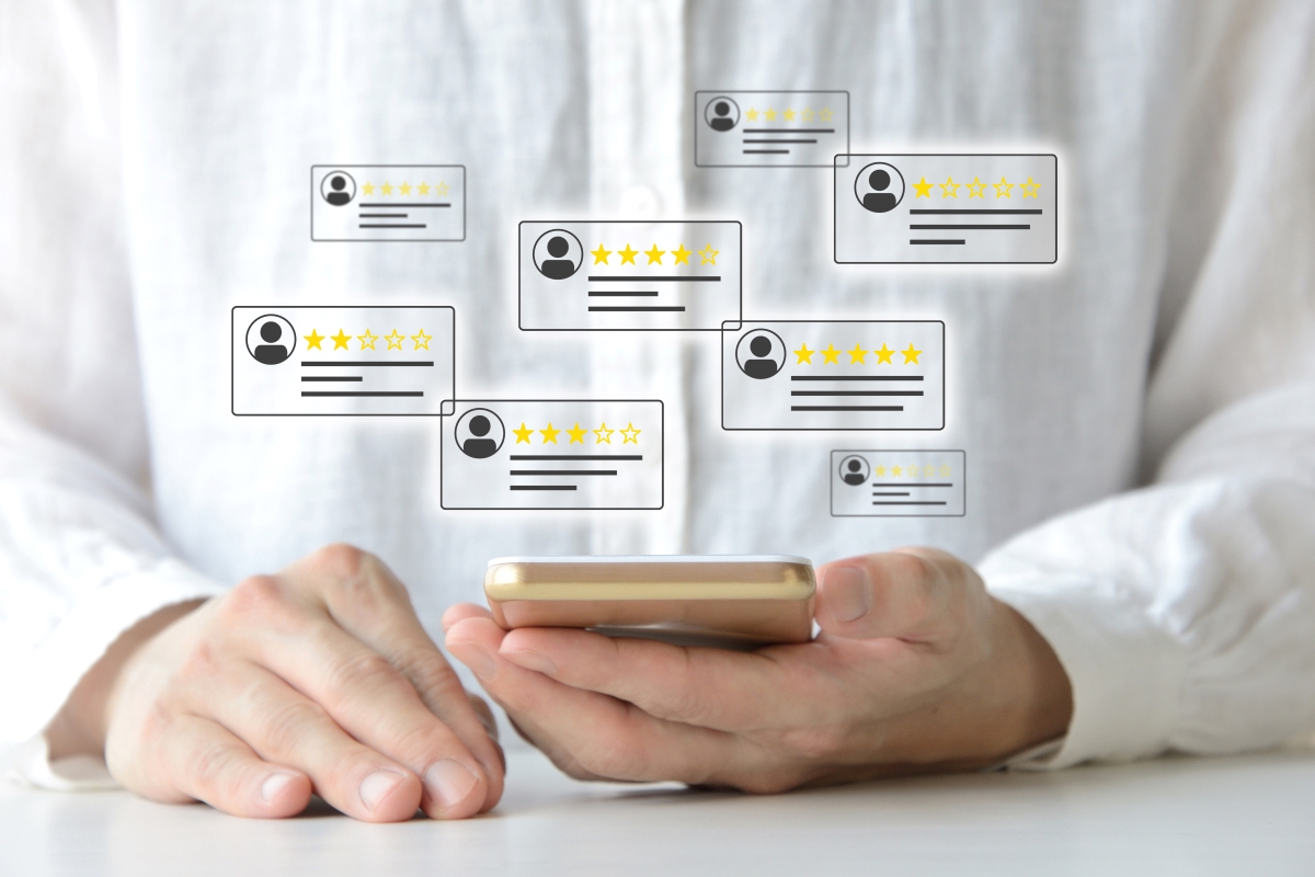 スマホで評判をチェックする人のイメージ画像
