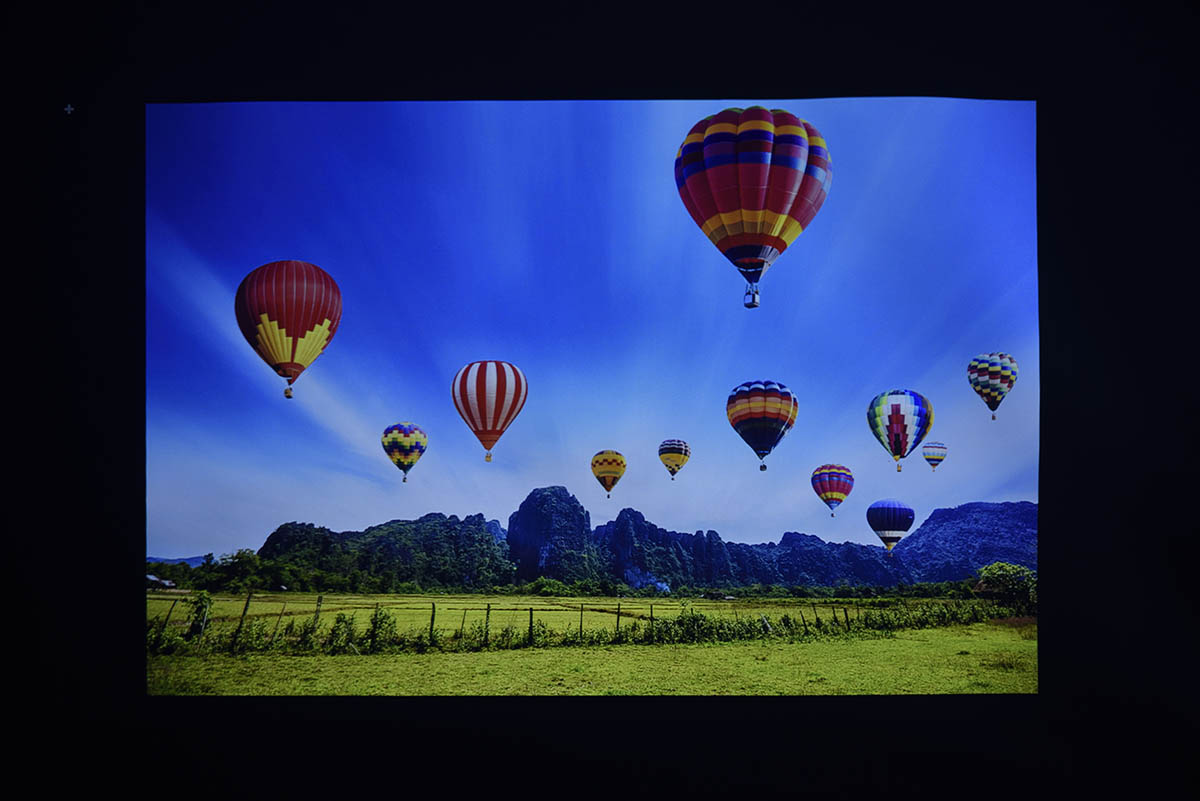 BenQ「LED天井モバイルプロジェクター｜GV50」のスクリーン投影画像