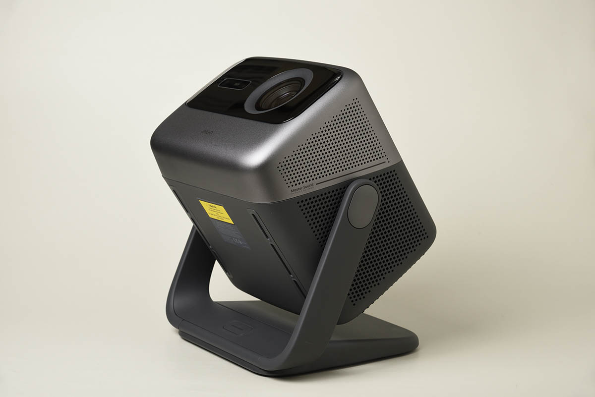 JMGO「N1S Ultra 4K ブラック」で天井投影しているイメージ