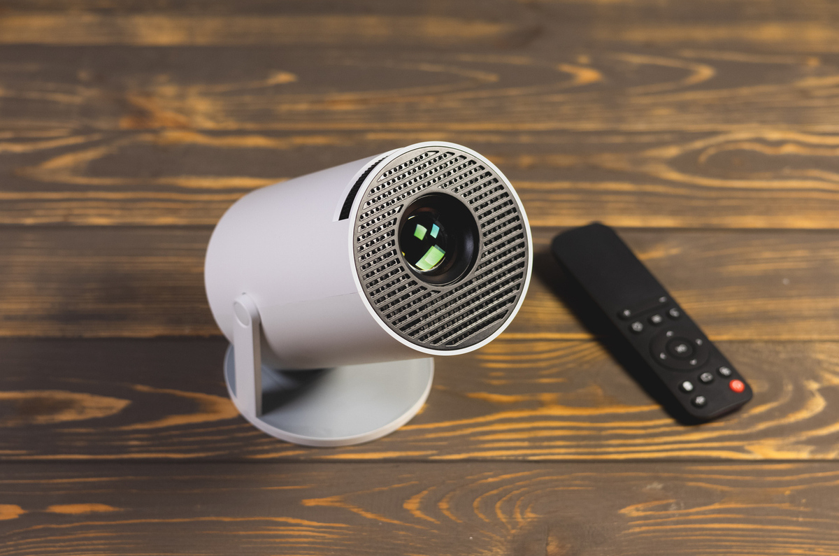 プロジェクターをテーブルに設置している画像