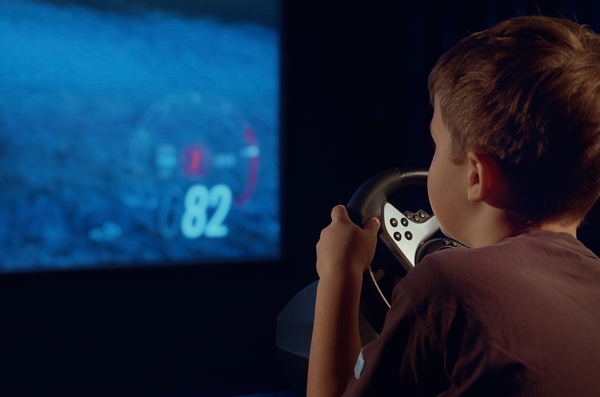 プロジェクターでゲームをする子どものイメージ画像