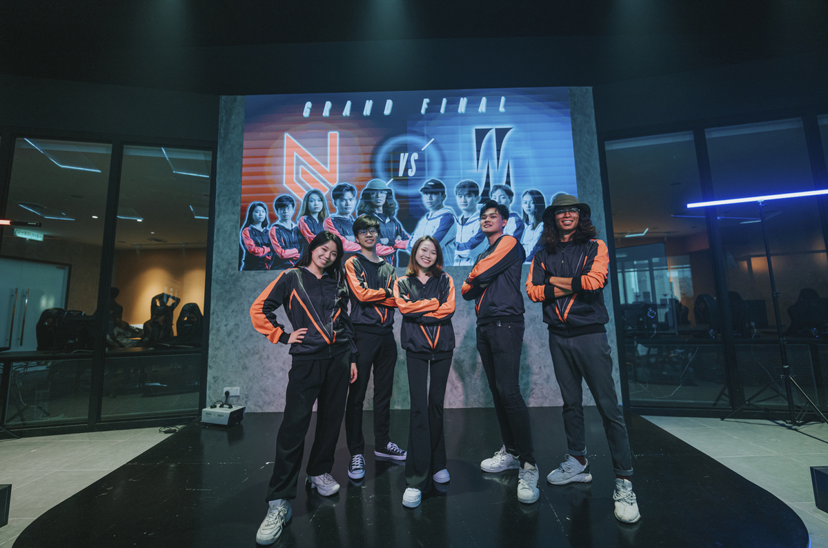 プロジェクターに投射してゲームを楽しむグループの画像