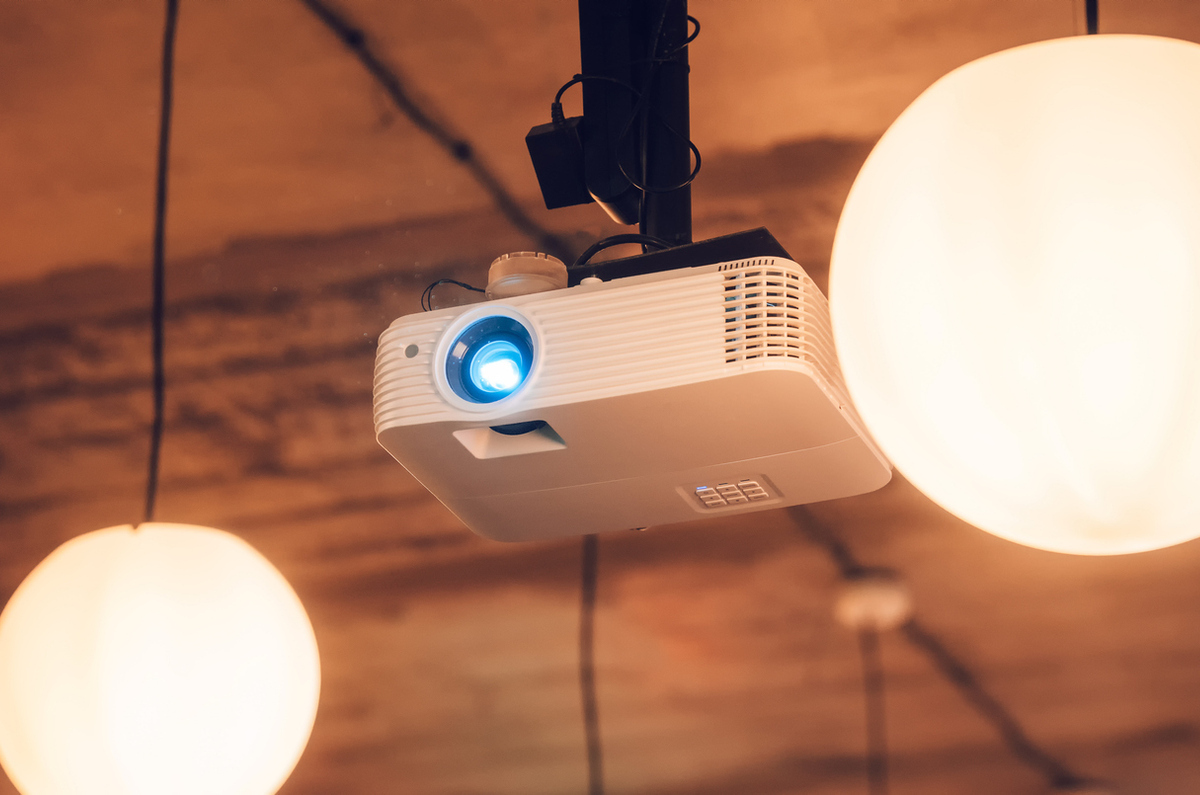 天井からプロジェクターを吊るしているイメージ画像