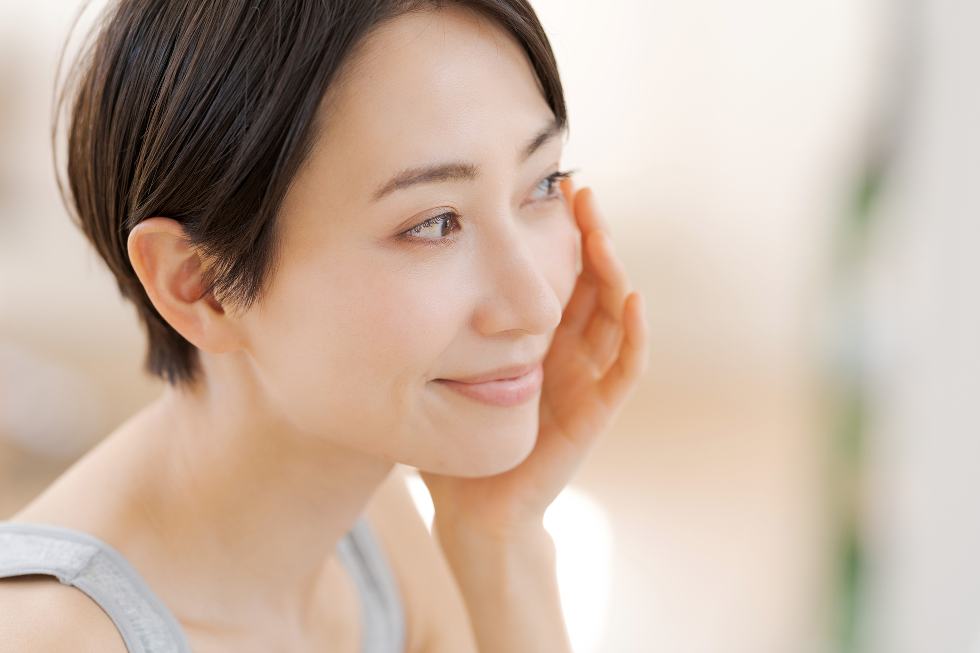 天井からプロジェクターを吊るしているイメージ画像