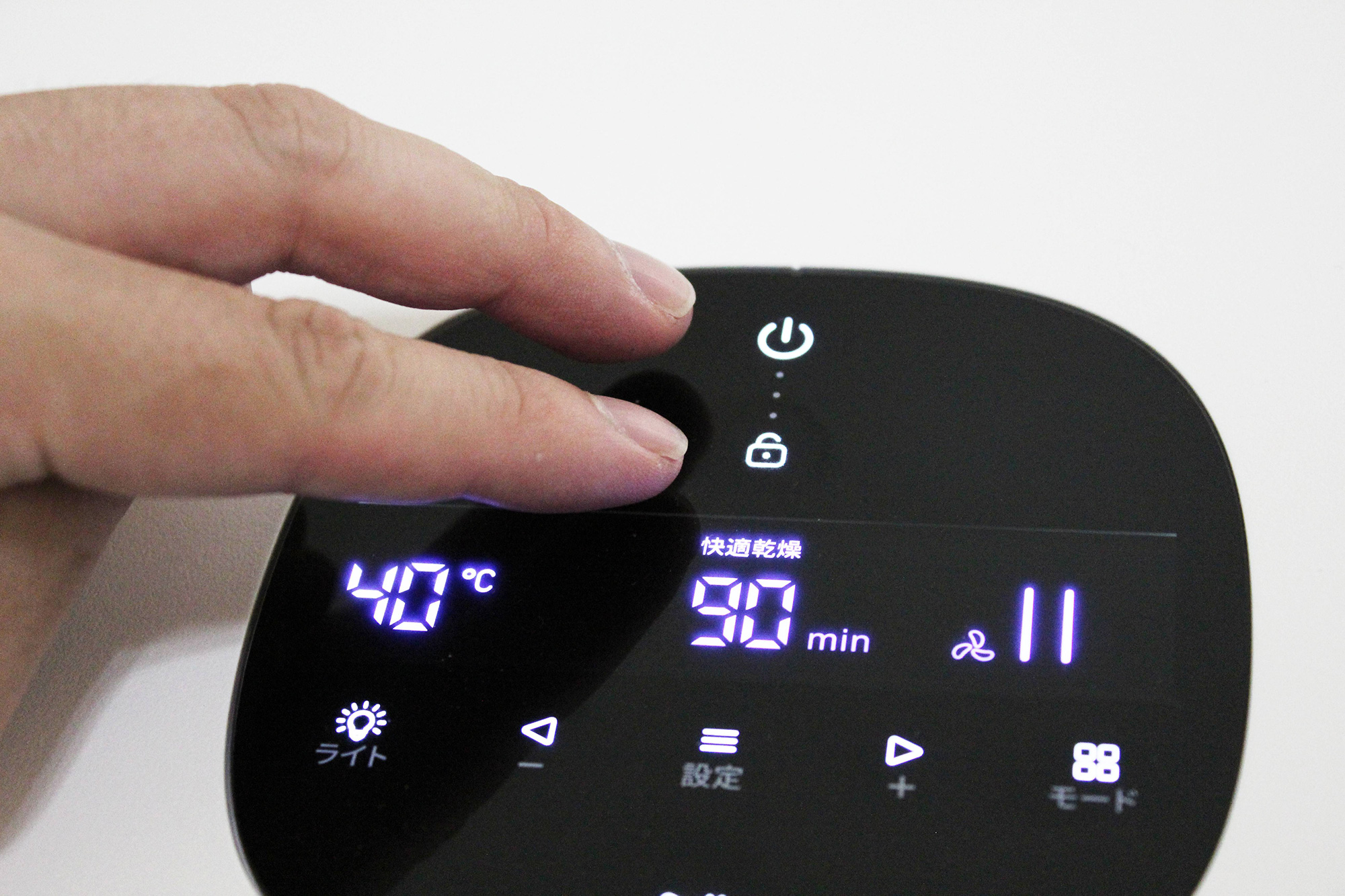 モニターのロックボタンと電源ボタン