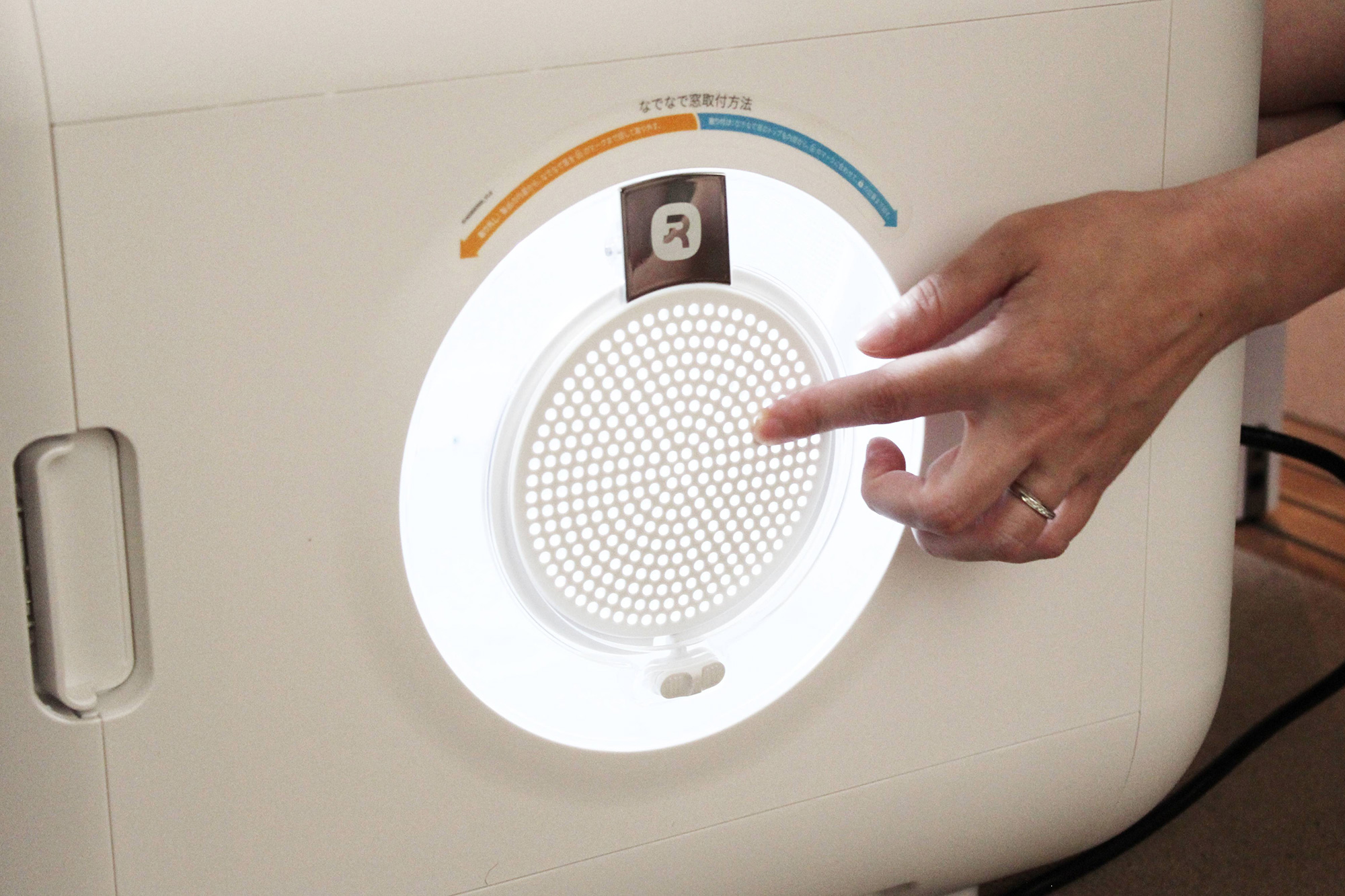 外から手を入れられる「なでなで窓」