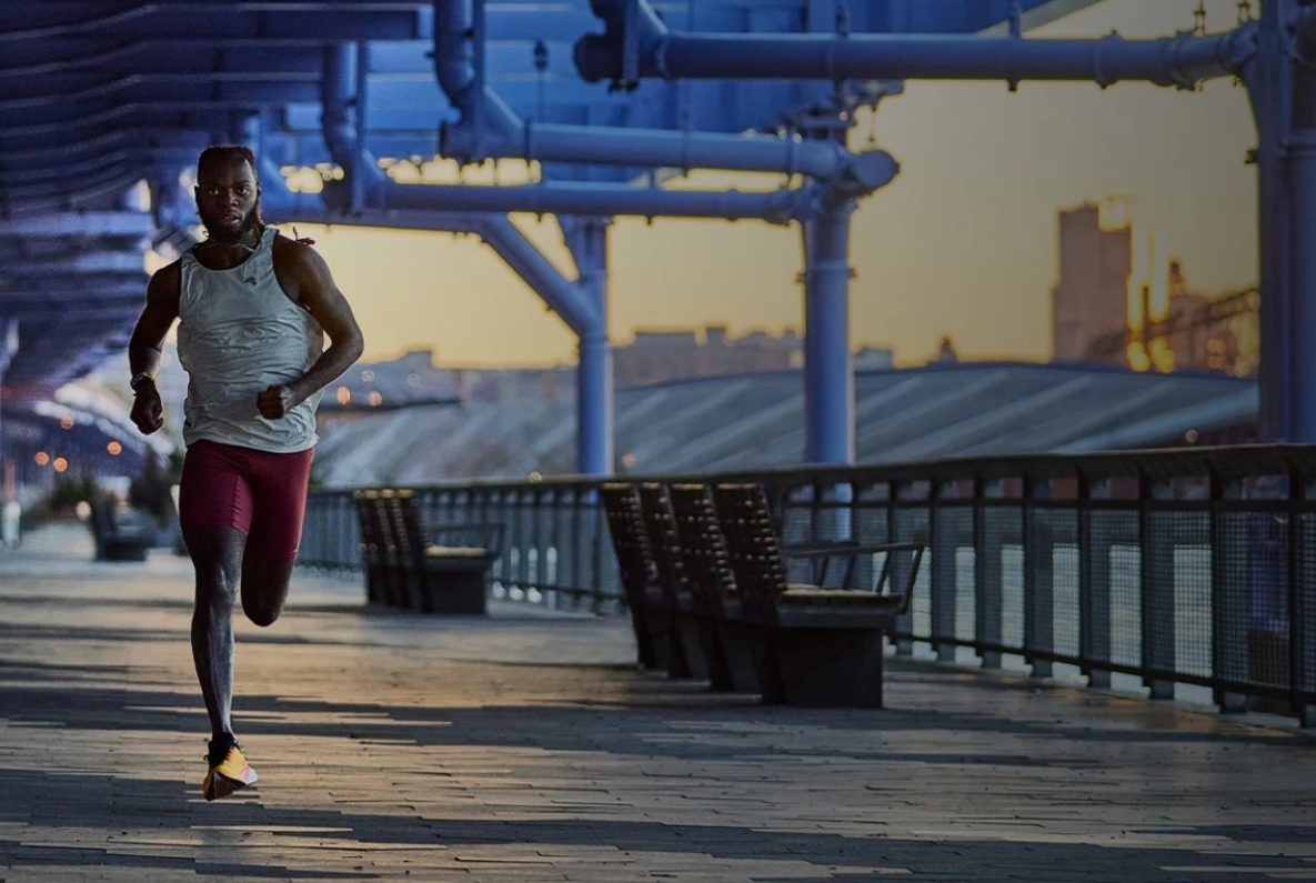 川沿いを走る男性