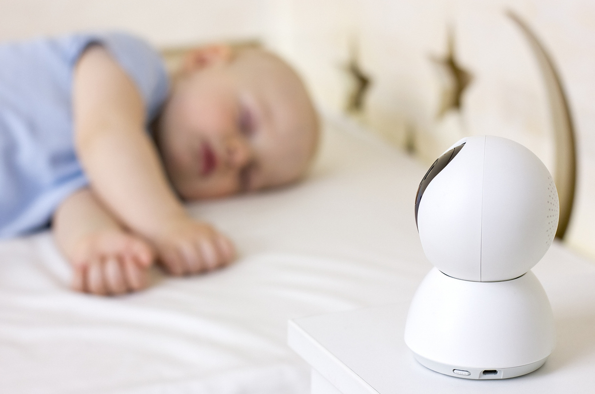 ベビーモニターが赤ちゃんの様子を見守っているイメージ画像