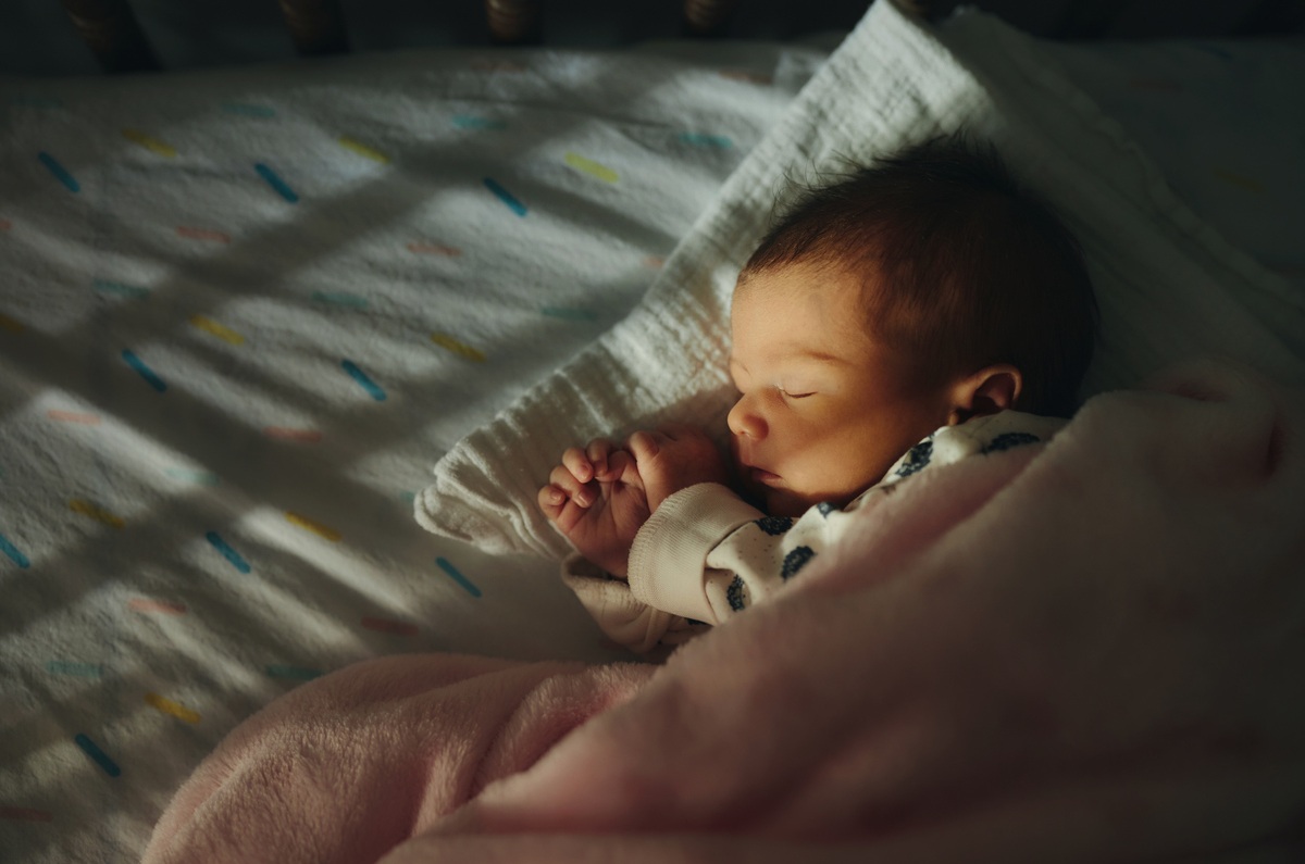 ベッドで眠っている赤ちゃんのイメージ画像