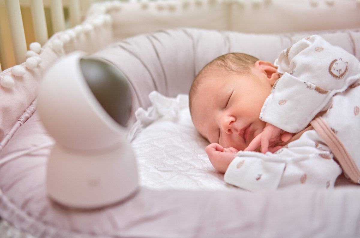 ベビーモニターがベッドの赤ちゃんを見守っているイメージ画像