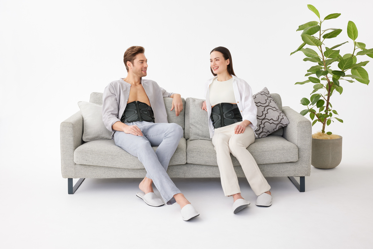 SIXPADを装着している男性と女性