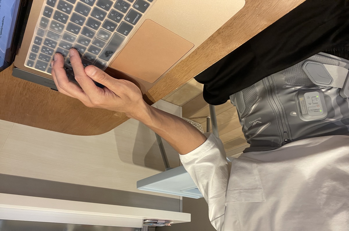 Medical Core（メディカルコア）でパソコン作業をしている理学療法士レビュアー