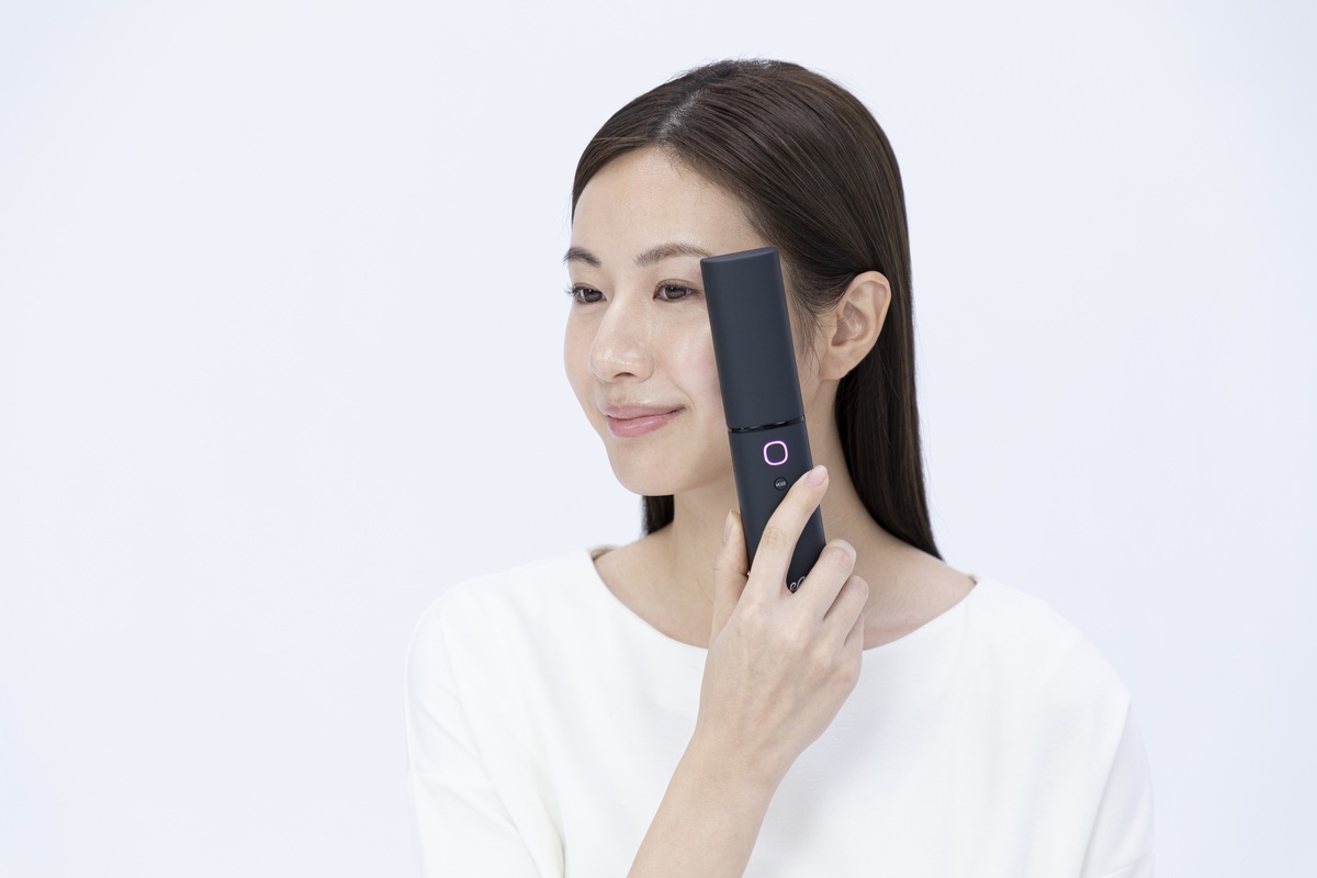 電気バリブラシをフェイスラインに添えている女性