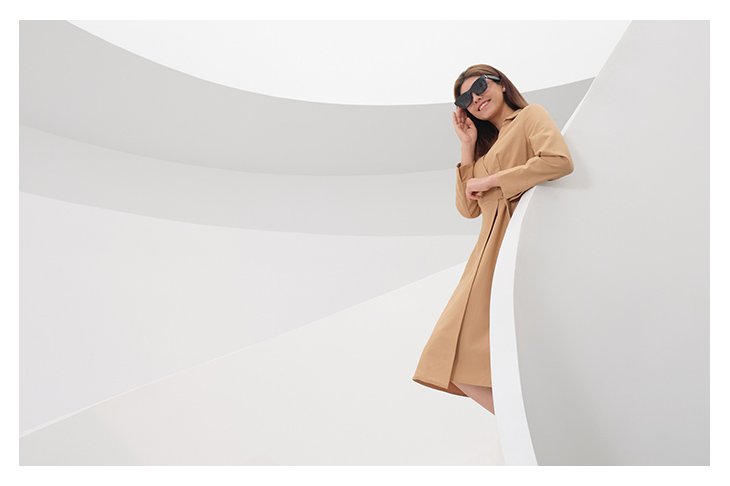 「XREAL One」を着用した女性の画像