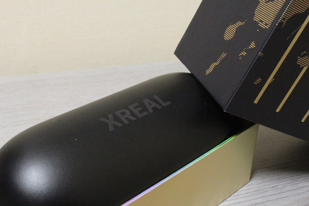 XREAL ONE Proの外箱を開けて、ケースが出てきたところ
