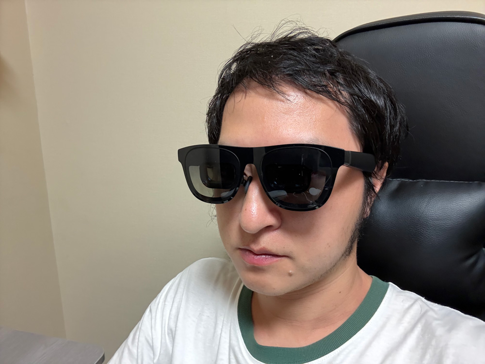 XREAL ONE Proを付けている男性（斜め）