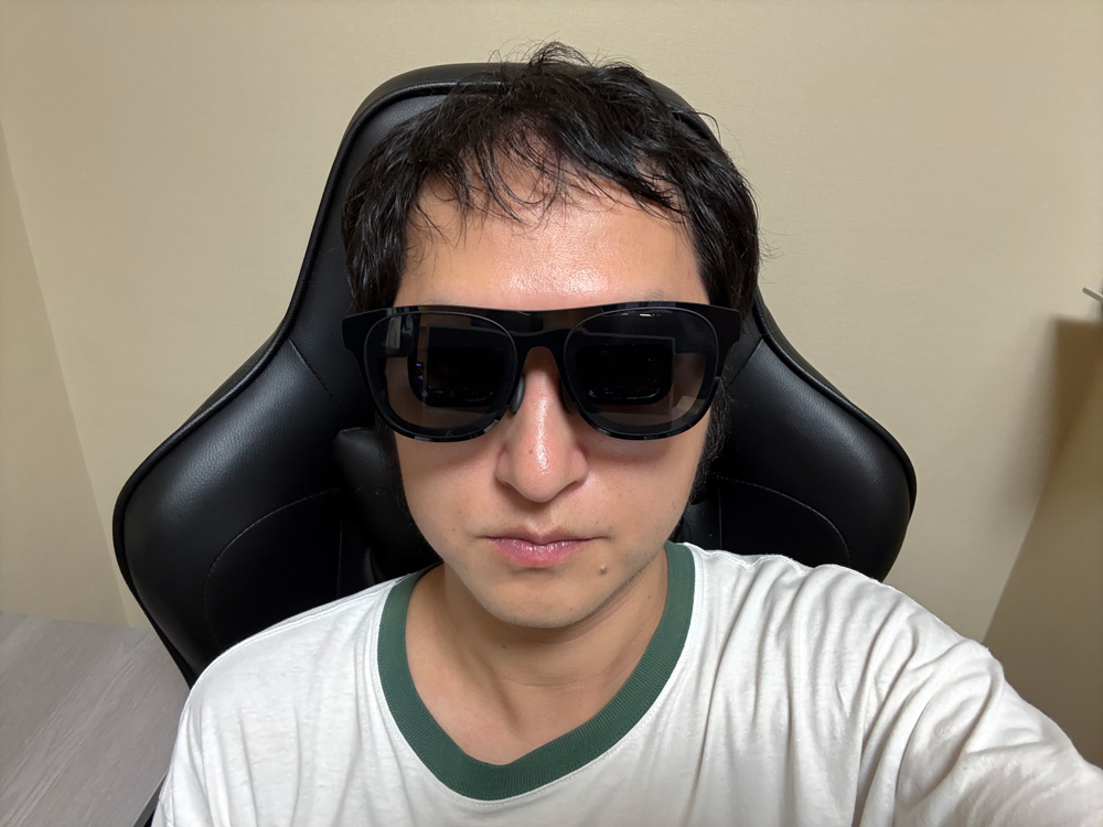 XREAL ONE Proを装着している男性（正面）
