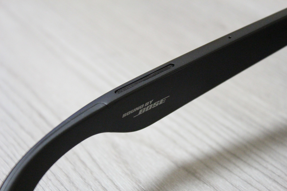 XREAL ONE Proのつる部分には、BOSEの名前が刻まれている