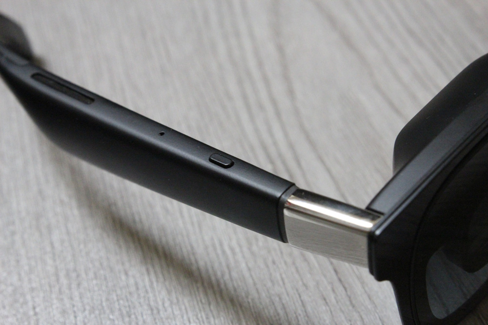 XREAL ONE Proの右側のつる上側に設置されたクイックボタン