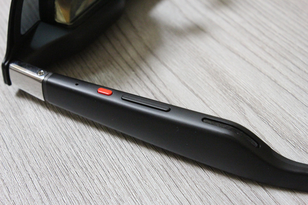 XREAL ONE Proの右側のつる下側に設置されたXボタン、＋／ーボタン。