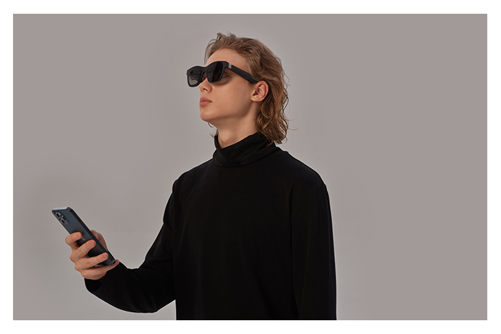 「ARグラス XREAL Air 2 Pro」を着用した男性の画像