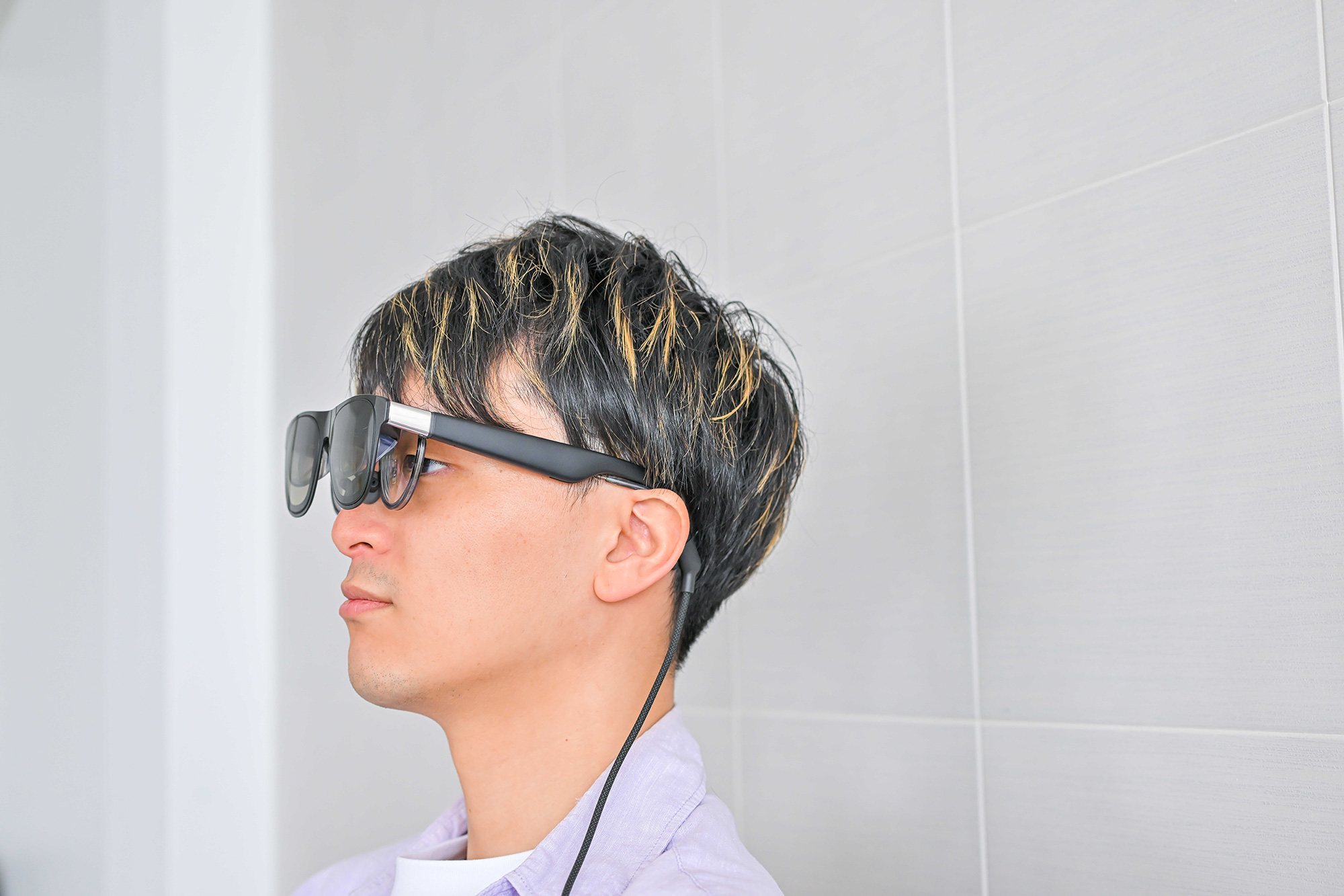 無理やり、メガネの上からスマートグラスをかけてみた様子