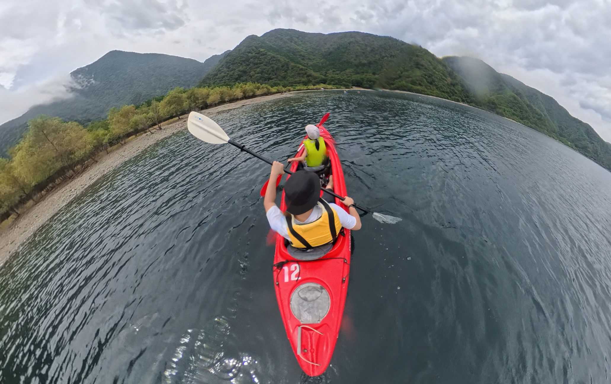 360度カメラを背後に設置し、カヌーに乗っている瞬間を他撮り風に撮影